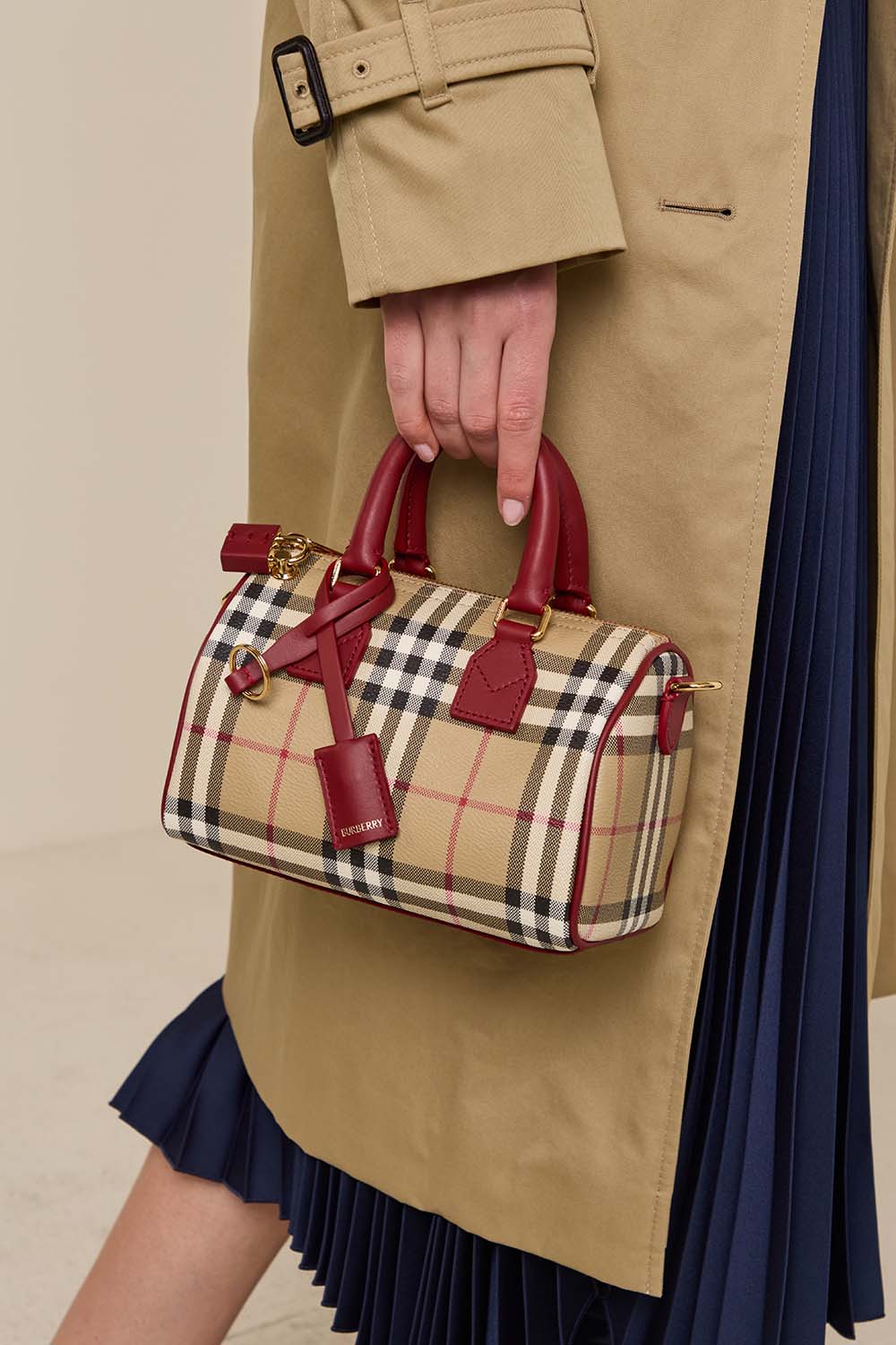 תמונת כל הלוק של תיק יד מיני